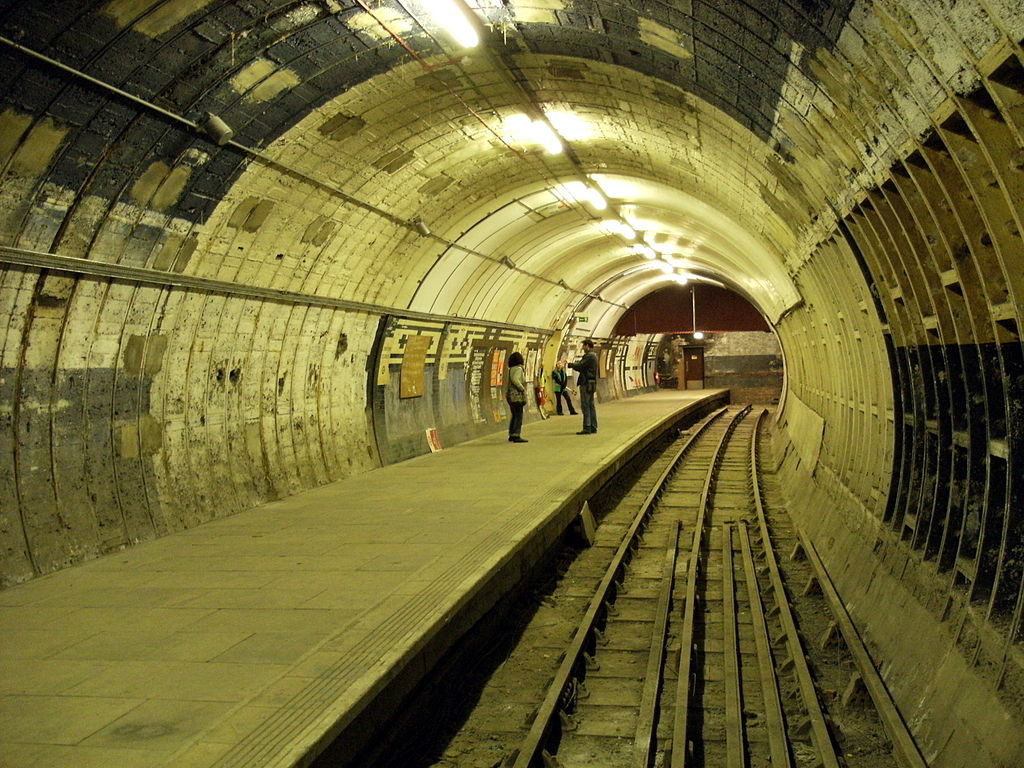 1024px-Strand_Tube_Station_-_eastern_platform_-_DSCF0806_(J50)