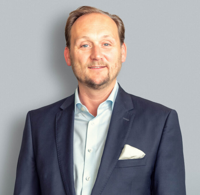 Steve Jones, head & shoulders (3)